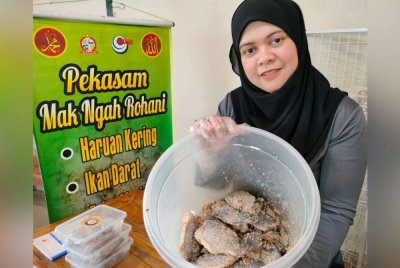 Ikan yang sudah diperam dan sedia untuk dibungkus.