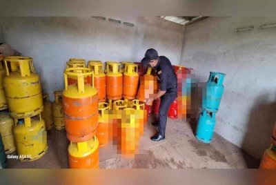 Kesemua 95 tong gas LPG bernilai lebih RM8,000 disita KPDN Perak selepas pemilik premis gagal mengemukakan permit daripada Pegawal Bekalan Malaysia. Foto: ihsan KPDN Perak