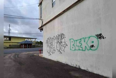 Antara dinding bangunan yang diconteng di bandar Mersing. - Foto tular