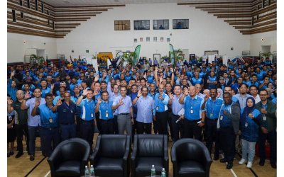 Subahan (tengah), Mohammed Azman dan Nanthakumar bergambar bersama pekerja Westports Malaysia ketika sesi 'Walkabout' Program Pekerja Selamat dan Sihat. 