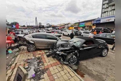 Kereta Audi TT terlibat dalam kemalangan di Jalan Serigala pada Selasa.