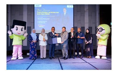 Zulfikri (empat dari kiri) menyerahkan surat lantikan kepada Bakhtiar Aliff pada Majlis Peluncuran Program Intelektual dan Intervensi Awal Kanak-Kanak (PiNTAR) di sini, pada Selasa. 