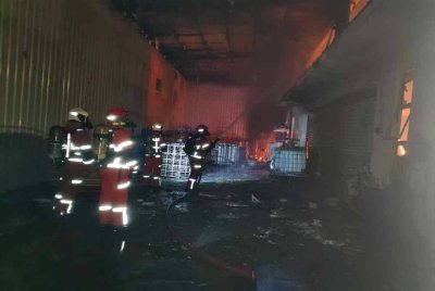 Seramai 26 anggota bomba dari BBP Port Klang, BBP Sungai Pinang dan Pasukan Hazmat Shah Alam dikerahkan ke lokasi.