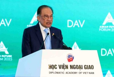 Anwar Ibrahim menyampaikan ucaptama di Forum Masa Depan Asean kali kedua di sini hari ini - Foto Bernama