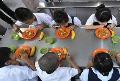 Kantin sekolah wajib mematuhi garis panduan KKM yang menetapkan hanya makanan sihat boleh dijual di premis sekolah. - Gambar hiasan