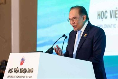 Anwar Ibrahim menyampaikan ucaptama di Forum Masa Depan Asean kali kedua di sini hari ini - Foto Bernama