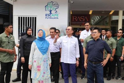 Anwar (dua dari kanan) melawat Escape Putrajaya selepas merasmikan Alamanda berwajah baharu pada Ahad. Foto Bernama
