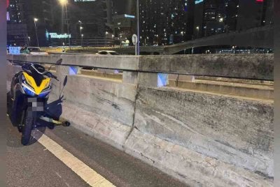 Seorang wanita maut selepas motosikal yang ditungganginya hilang kawalan sebelum terjatuh dari jejambat di Lebuhraya DASH pada Selasa.