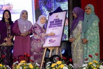 Nancy menyempurnakan Sambutan Hari Wanita Antarabangsa 2025 Peringkat Zon Utara anjuran JPW di Kinta River Front Hotel & Suites pada Rabu. Foto Bernama