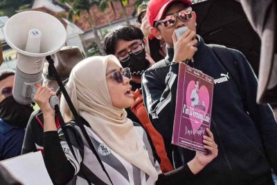 Qistina Qaisara antara mahasiswa yang terlibat dalam perhimpunan pada 31 Disember lalu di Menara Kinabalu, Likas, Kota Kinabalu.