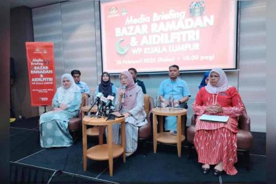Dr Zaliha (tengah) dan Maimunah (kanan) ditemui pemberita ketika sesi Media Briefing Bazar Ramadan dan Bazar Aidilfitri Wilayah Persekutuan di sebuah hotel di ibu negara pada Rabu.