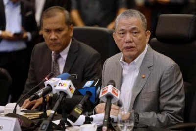 Fadillah Yusof (kanan) mengadakan sidang akhbar selepas mempengerusikan Mesyuarat Jawatankuasa Khas Menangani Kemerosotan Kualiti Air Sungai Kebangsaan Bil l Tahun 2025, hari ini. - Foto Bernama