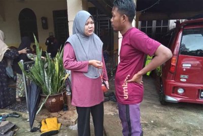 Azean Nur Atikah bersama suami, Mohd Nor Hafifi Saidi