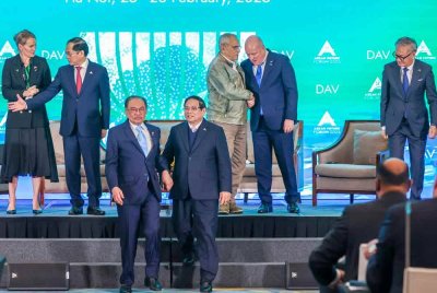 Perdana Menteri, Datuk Seri Anwar Ibrahim (tiga dari kiri) bersama Perdana Menteri Vietnam, Pham Minh Chinh (empat kanan) di Forum Masa Depan Asean kali kedua pada Rabu. Foto Bernama