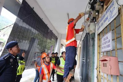 Wan Mohd Zahari melihat pihak TNB memutuskan bekalan elektrik di salah sebuah premis dalam operasi pada pagi Rabu.