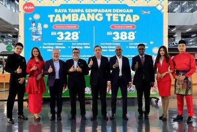 Menteri Pengangkutan, Anthony Loke (tengah) melancarkan Tambang AirAsia ke Sabah dan Sarawak sempena sambutan Hari Raya Aidilfitri di AirAsia RedQ pada Rabu. Foto Bernama