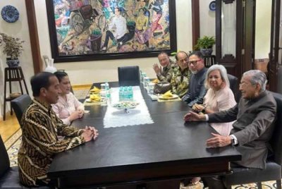 Dr Mahathir berkunjung ke kediaman Jokowi di Banjarsari, Solo, Indonesia bagi mengadakan perbincangan bersama. Foto sumber Metro TV