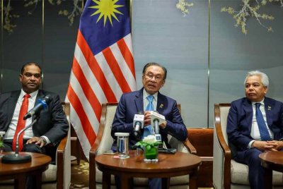 Anwar bercakap kepada media Malaysia selepas selesai mengadakan lawatan kerja dan menghadiri Forum Masa Depan ASEAN kali kedua di Vietnam pada Rabu. Foto Bernama