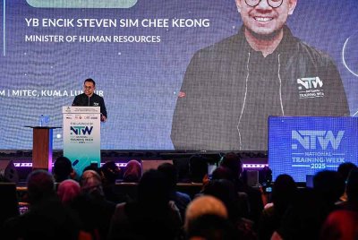 Steven Sim menyampaikan ucapan pada program Minggu Latihan Kebangsaan (NTW) 2025 di Pusat Pameran dan Perdagangan Antarabangsa Malaysia (MITEC) hari ini. Foto Bernama