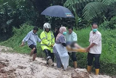 Wanita yang mahu bersalin terpaksa diusung melalui laluan yang terputus disebabkan runtuhan cerun di Jalan Ranau-Tambunan sebelum diserahkan kepada ambulans dan dihantar ke hospital berhampiran.