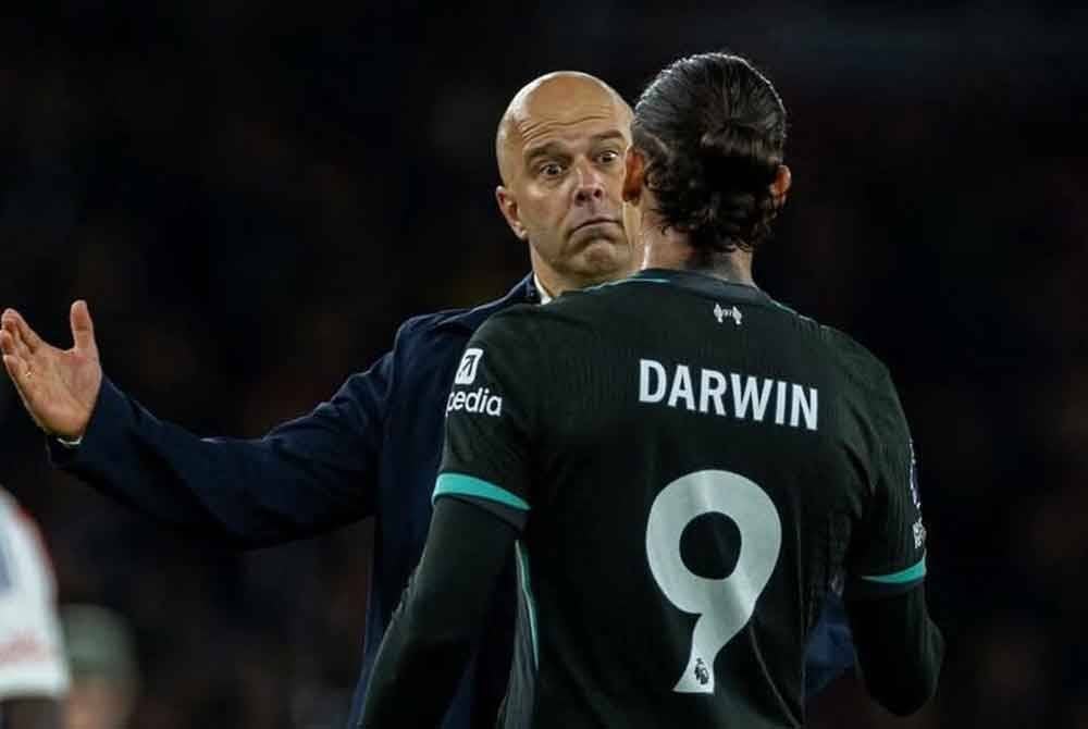 Slot (kiri) secara terbuka mengkritik persembahan Nunez semasa perlawanan menentang Aston Villa pada minggu lalu.