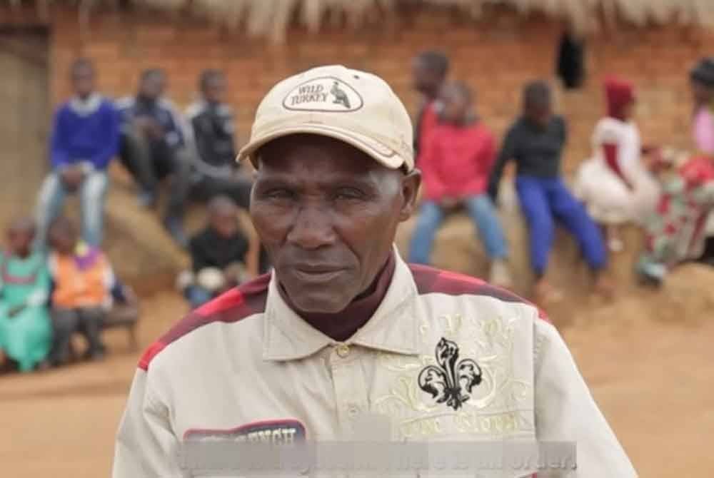 Kapinga ditemani isteri-isteri dan anak-anak di rumah mereka terletak di perkampungan kecil di Tanzania. Foto Agensi