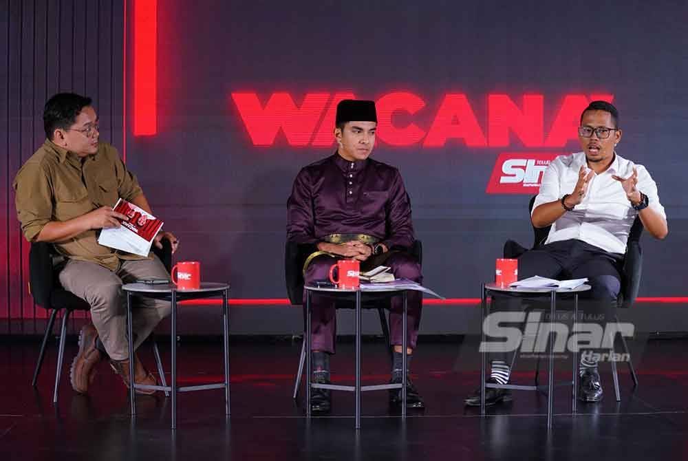 Wacana Sinar menampilkan (dari kiri) hos, Ahmad Fahmi Mohd Samsudin; Ahli Parlimen Muar, Syed Saddiq Syed Abdul Rahman dan ADUN Kota Damansara, Muhammad Izuan Ahmad Kasim yang berlangsung di Kompleks Kumpulan Karangkraf pada Rabu. FOTO: SINAR HARIAN / MOHD HALIM ABDUL WAHID