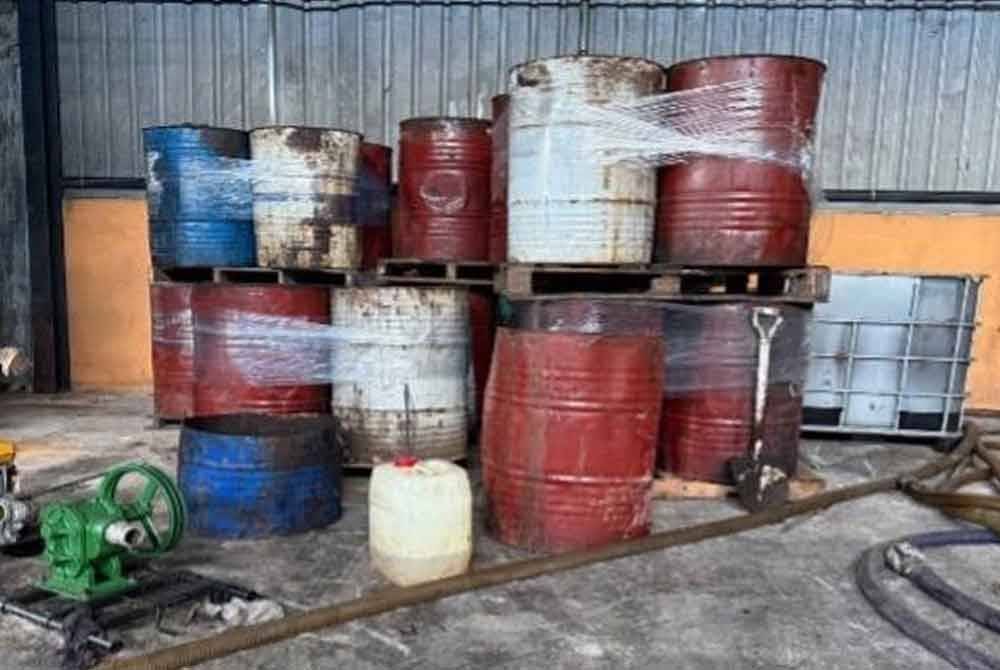 Dalam operasi bersepadu itu, pasukan merampas sebanyak 11,200 liter minyak masak yang belum diproses