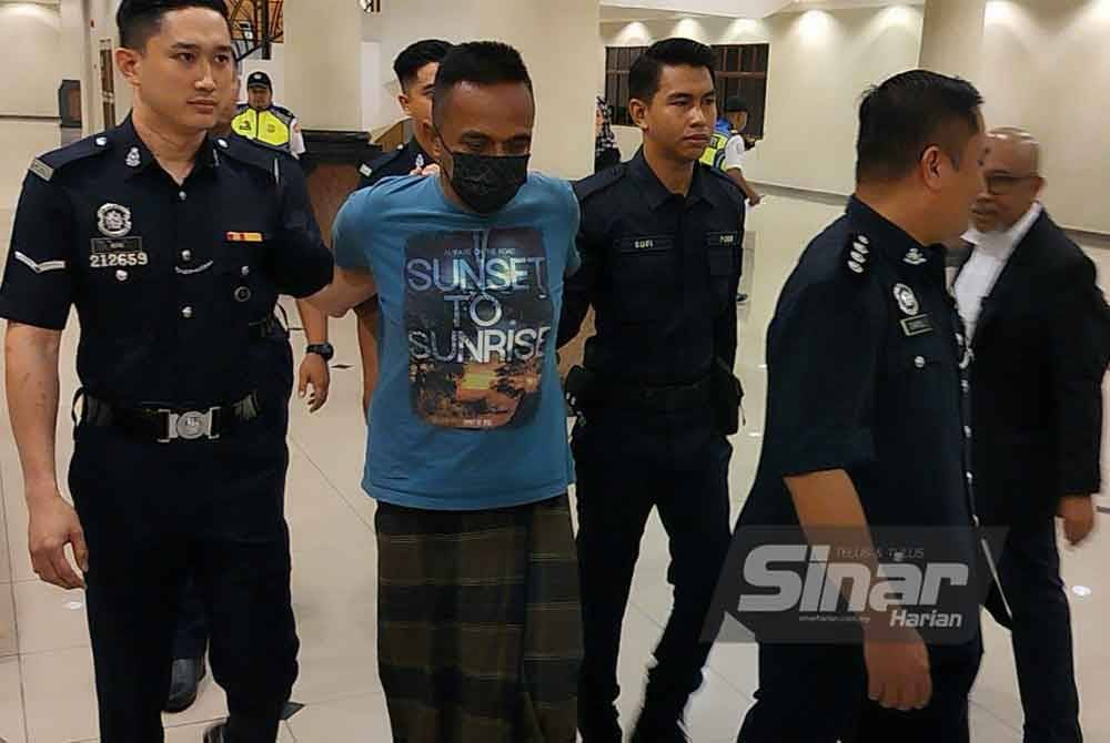 Tertuduh diiringi anggota polis ketika dibawa ke mahkamah untuk berdepan tuduhan membunuh Nurshamira.