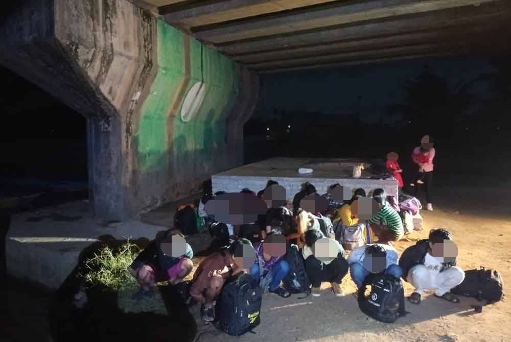 Seramai 25 PATI di cekup PPM Wilayah Tiga Pengkalan Kubor selepas baru mendarat di sebuah jeti haram bawah jambatan Kampung Pulau Ular, Tumpat pada awal pagi Rabu. Foto PPM