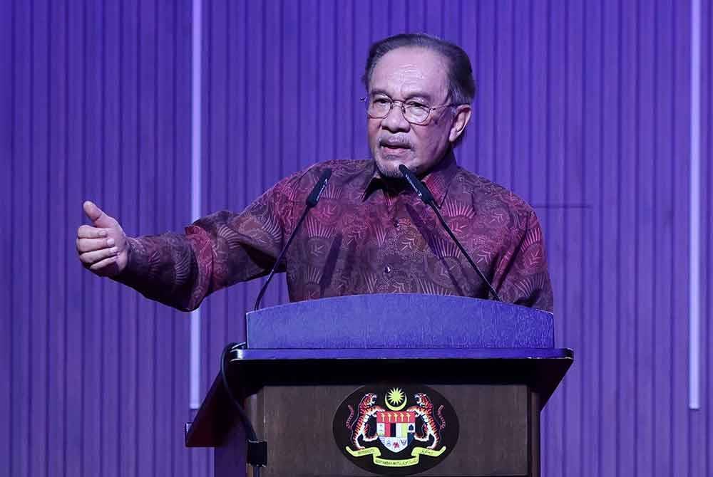 Perdana Menteri Datuk Seri Anwar Ibrahim ketika berucap pada Majlis Peluncuran Bulan Wakaf Kebangsaan di Pusat Konvensyen Antarabangsa Putrajaya (PICC) hari ini. Foto Bernama