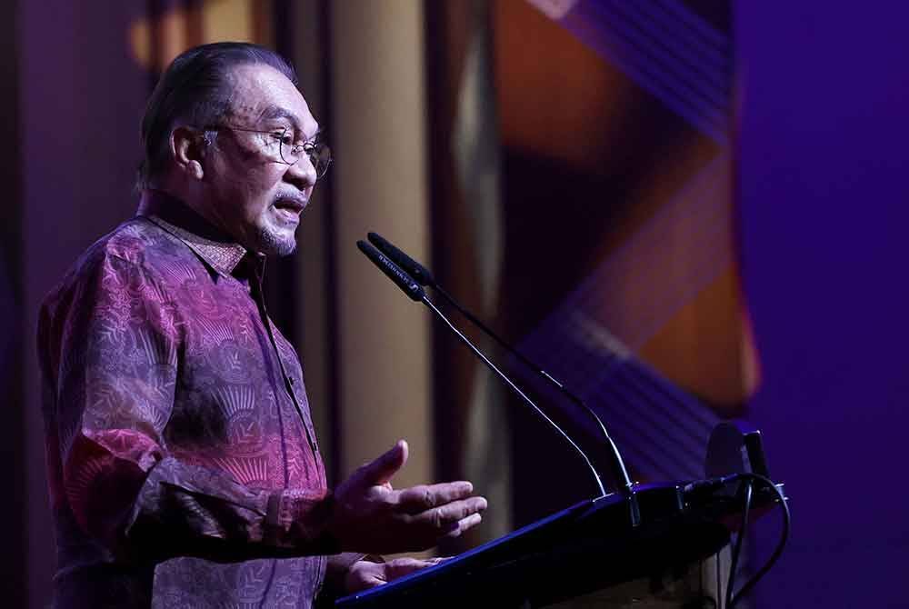 Perdana Menteri, Datuk Seri Anwar Ibrahim ketika berucap pada Majlis Peluncuran Bulan Wakaf Kebangsaan di Pusat Konvensyen Antarabangsa Putrajaya (PICC) pada Khamis. Foto Bernama 