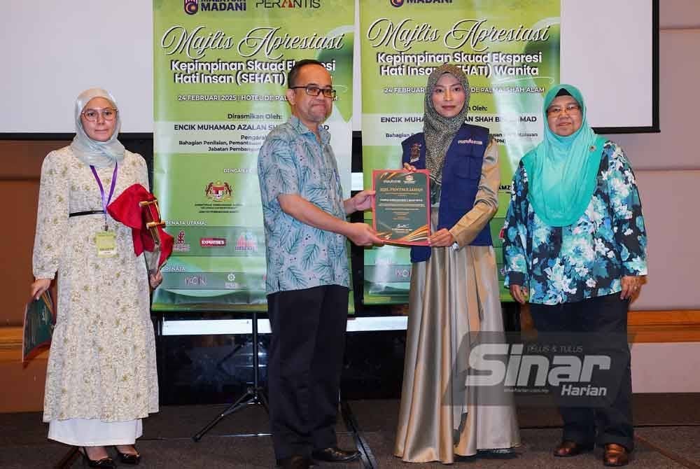 Muhamad Azalan (dua dari kiri) menyampaikan sijil pentauliahan kepada peserta pada Majlis Apresiasi Kepimpinan Skuad Ekspresi Hati Insan (Sehati Wanita) di Hotel De’ Palma Shah Alam pada Isnin. Foto Sinar Harian/MOHD HALIM ABDUL WAHID