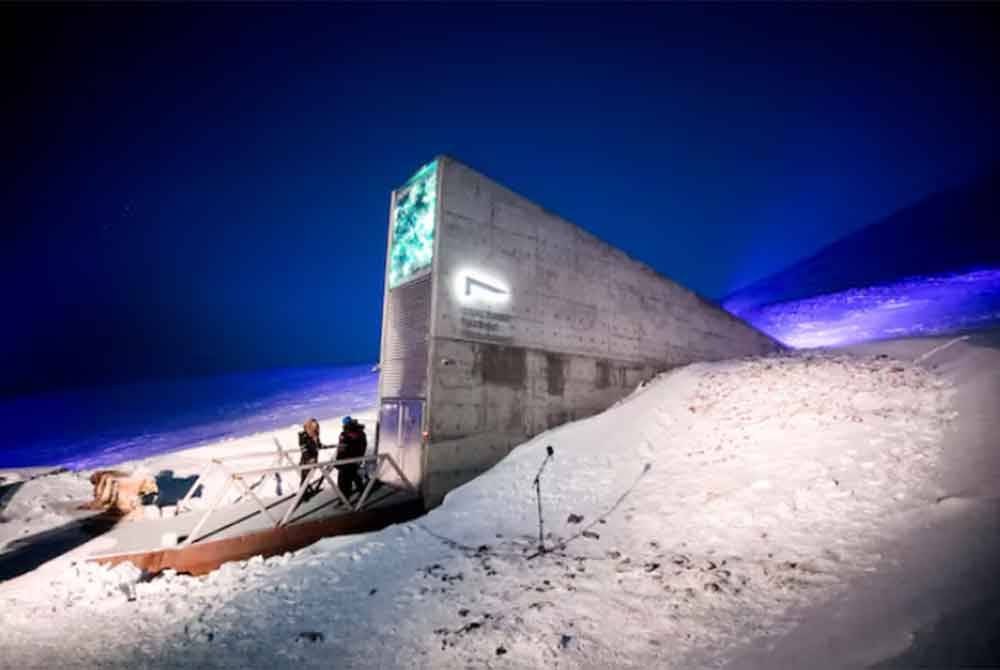 Pekerja berdiri di hadapan pintu masuk Svalbard Global Seed Vault (SGSV). Reuters.