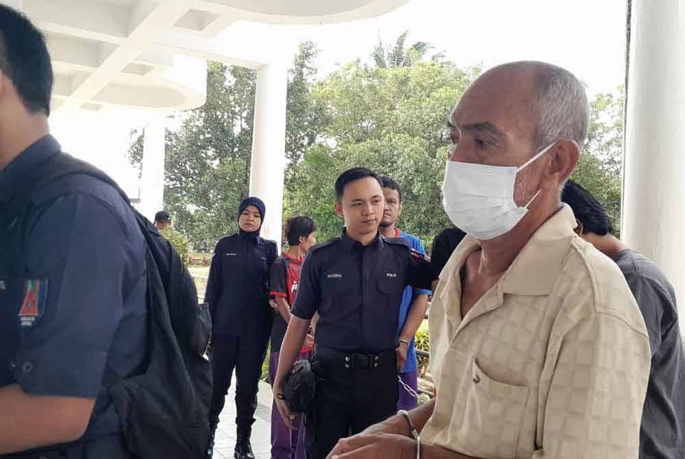 Omar (kanan) didenda RM6,000 di Mahkamah Sesyen Kota Tinggi selepas mengaku bersalah memiliki selaras senapang patah buatan sendiri dan lebih 100 butir peluru tanpa permit.