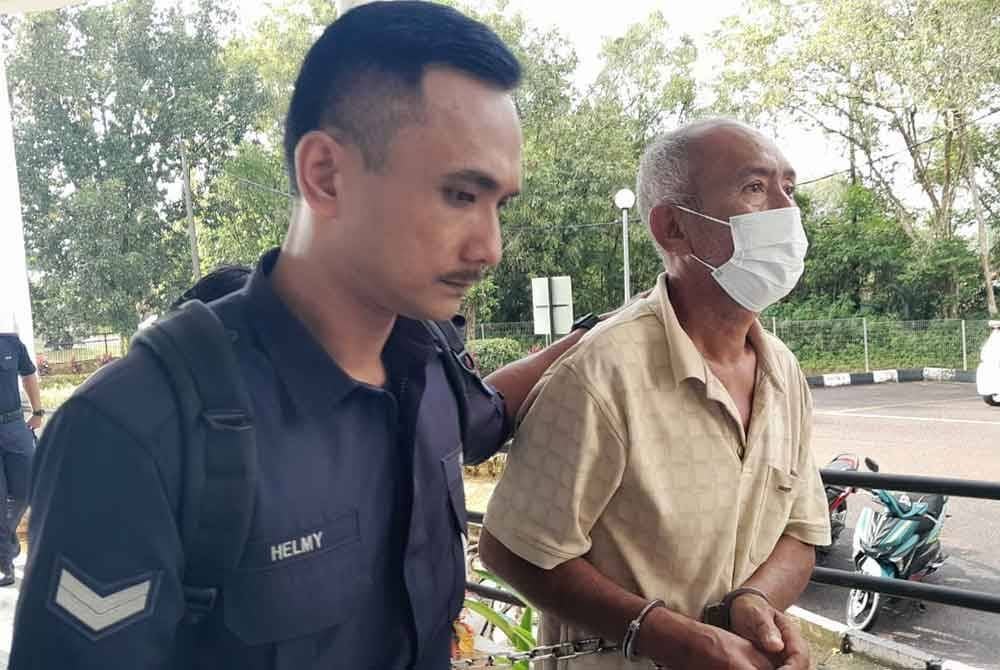 Omar (kanan) ketika dibawa ke Mahkamah Sesyen Kota Tinggi pada Khamis.