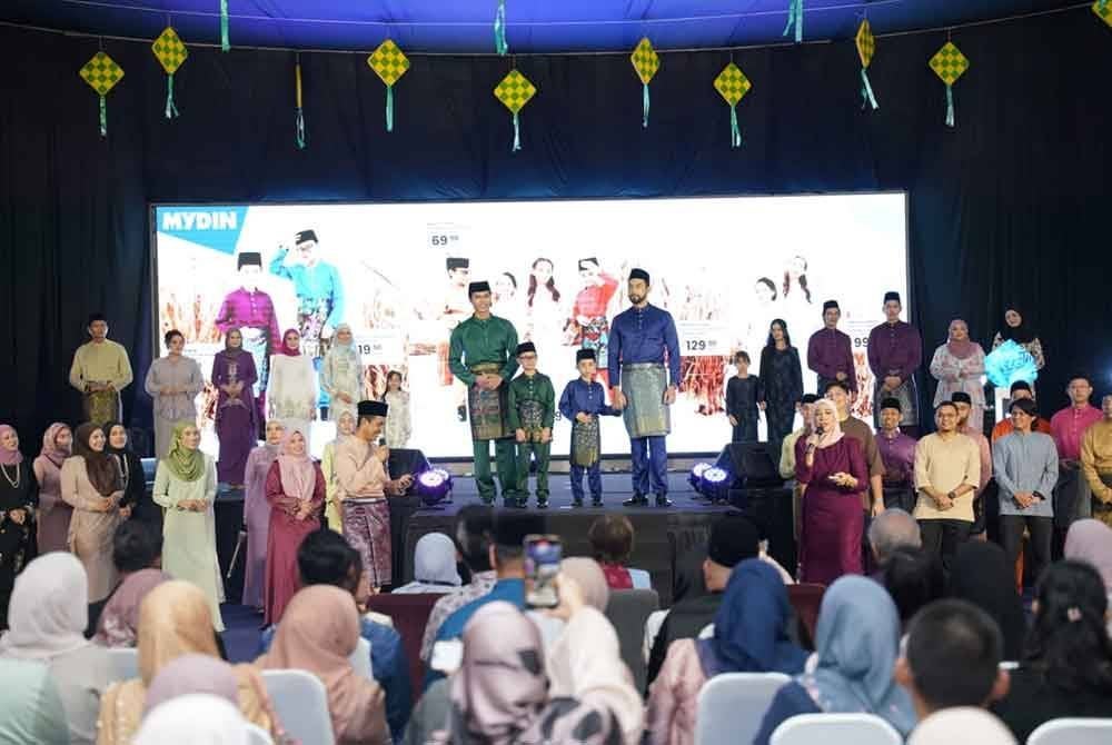 Pertunjukan busana raya yang ditawarkan di Mydin dengan harga berpatutan.