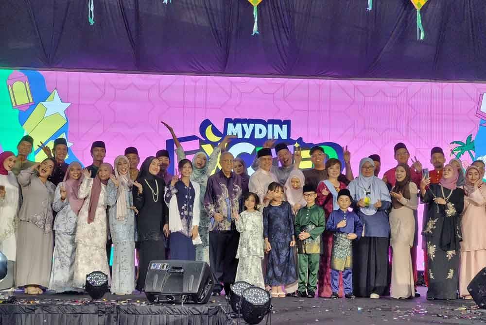 Peragaan baju kurung dan Melayu pada kempen Excited Raya di Mydin Seremban 2 pada Selasa.