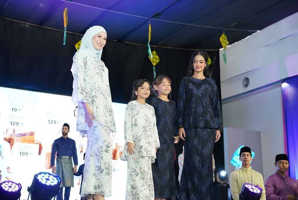 Pilihan baju wanita untuk Aidilfitri yang terdapat di Mydin.