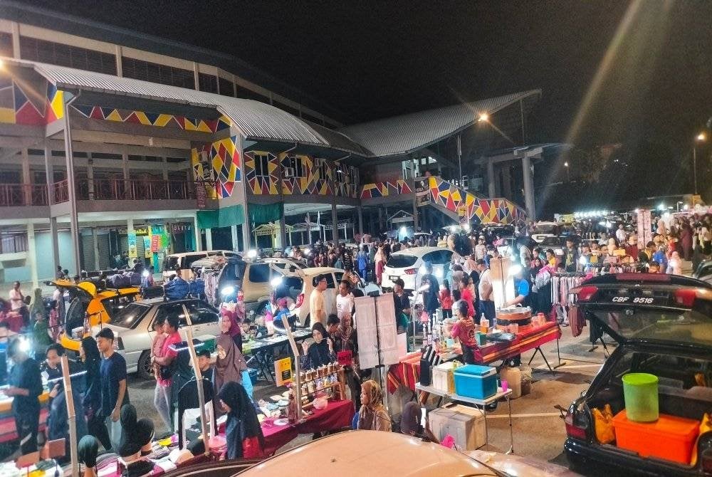 Car boot sale (CBS) Temerloh yang juga diiktiraf terpanjang di negara ini antara lokasi tumpuan pelancong ke daerah Temerloh.