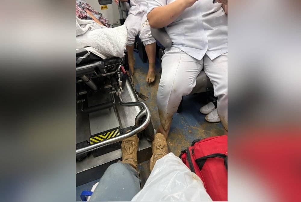 Pasukan perubatan bertungkus lumus melakukan pemindahan pesakit ke ambulans selepas berjaya merentasi laluan terjejas akibat cerun runtuh di Jalan Ranau-Tambunan, Kampung Pahu, Tambunan.