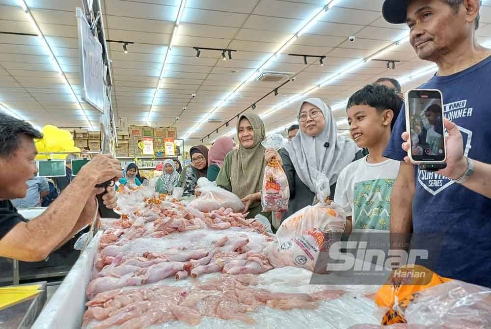 Fuziah memeriksa harga ayam selepas merasmikan pembukaan rasmi sebuah pasar raya di Indera Mahkota di sini pada Khamis.