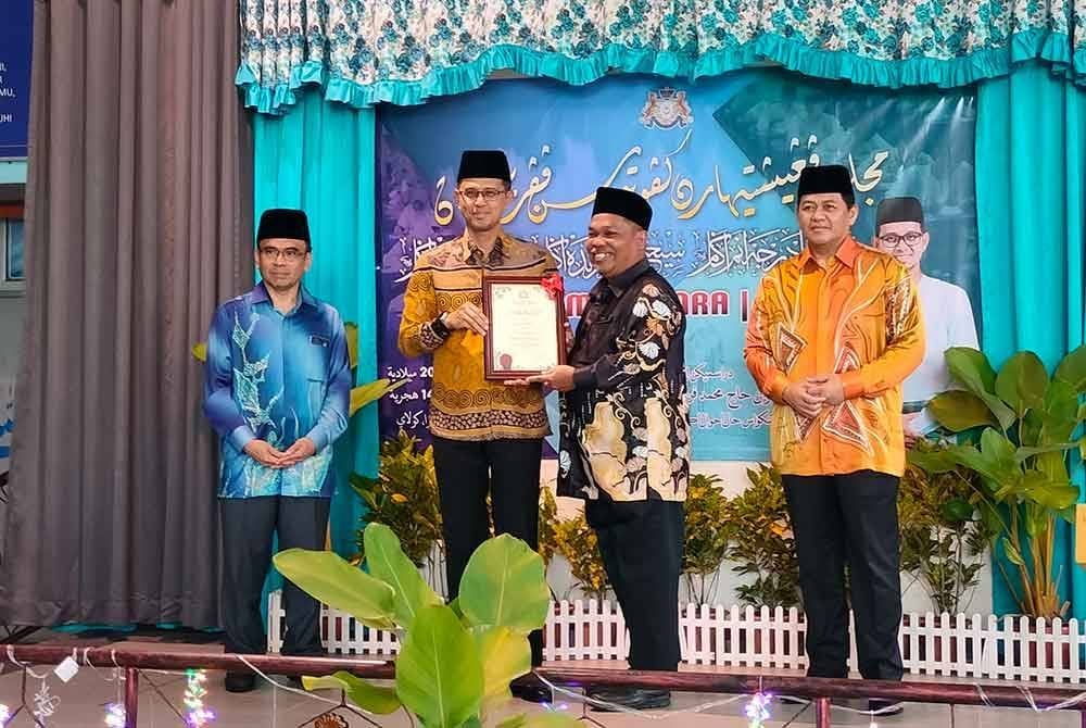 Mohd Fared (dua dari kiri) pada Majlis Pengisytiharan Keputusan Peperiksaan Sijil Darjah Enam Agama (SDEA), Sijil Menengah Rendah Agama (SMRA) dan Sijil Menengah Agama (SMA) bagi tahun 2024 di Sekolah Agama Bandar Putra Kulai pada Khamis.