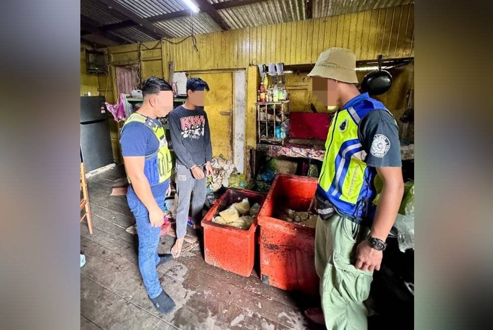 PGA menyerbu sebuah rumah yang dijadikan sebagai 'makmal' memproses air ketum di Kampung Bunut Susu, Pasir Mas pada Rabu.