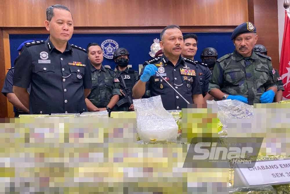 Mohd Yusoff (tengah) menunjukkan dadah jenis syabu bernilai RM6.4 juta yang berjaya dirampas oleh Batalion 7 PGA Kuantan.