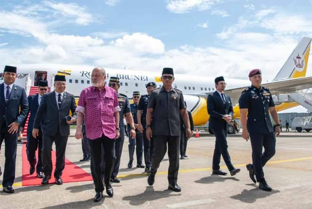 Yang di-Pertuan Agong Sultan Ibrahim selamat berangkat tiba di tanah air selepas mengadakan lawatan khas selama sehari ke Brunei, semalam. Foto Facebook Sultan Ibrahim Sultan Iskandar