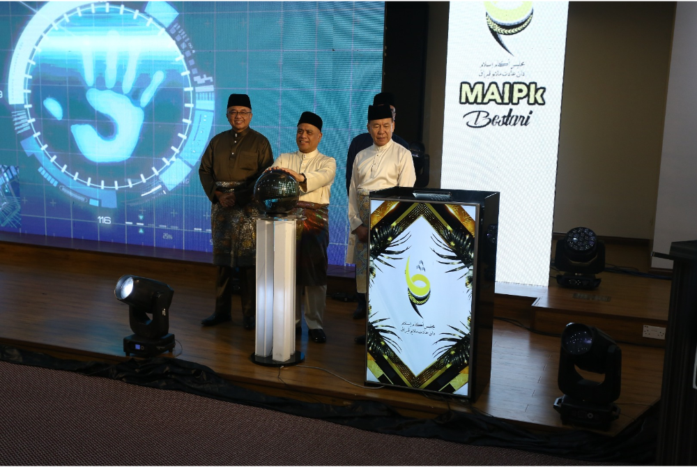 Saarani (tengah) menyempurnakan gimik pelancaran sambil disaksikan Mohd Annuar (kanan) dan Ahmad Suaidi sempena Majlis Pengumuman Kadar Zakat Fitrah Tahun 1446/2025 dan Peluncuran Awal Aplikasi MAIPk Bestari di Kompleks Islam Darul Ridzuan pada Khamis.