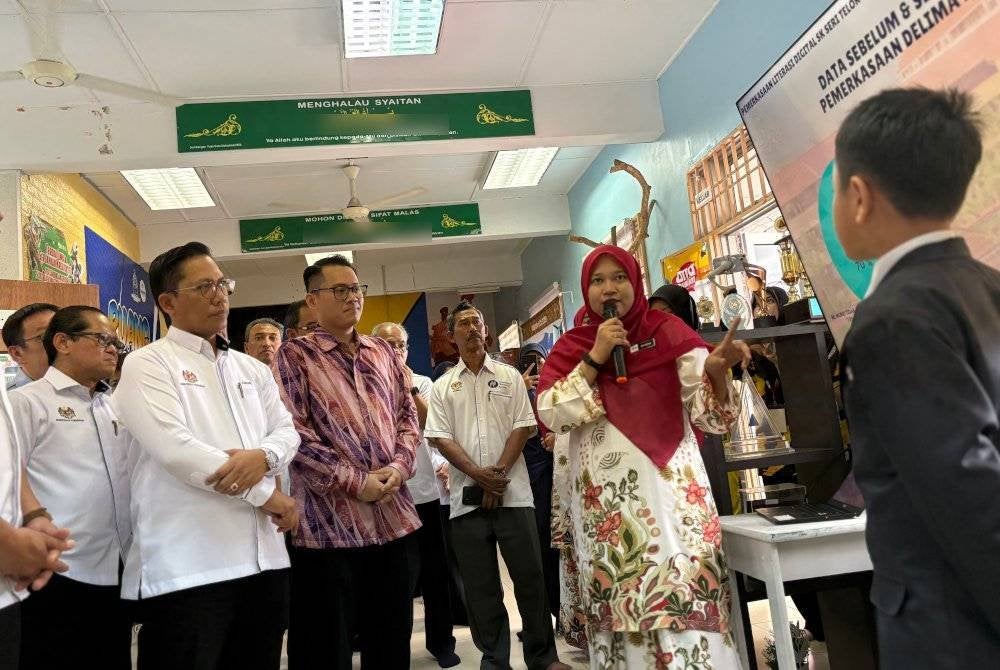 Azman melakukan lawatan ke perpustakaan SK Seri Telok, pada Khamis.