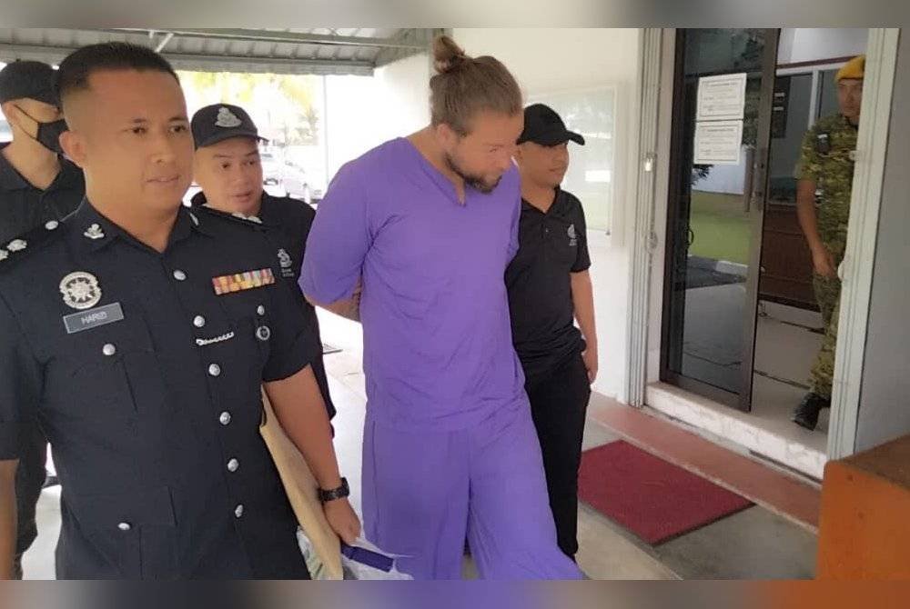 Brukner Martin ( tengah) dihadapkan ke Mahkamah Majistret Mersing pada Khamis.