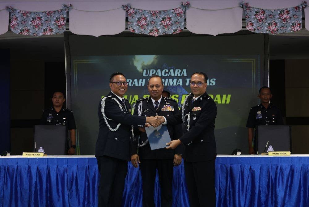 Noor Hisam (tengah) menyaksikan serah terima tugas Ketua Polis Daerah Sungai Siput antara Superintenden Mohd Khaizam Ahmad Shahabudin (kiri) dan Deputi Superintenden Mohd Rohaizimi Razali (kanan).